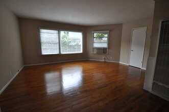 14830 Dickens St in Los Angeles, CA - Foto de edificio - Building Photo