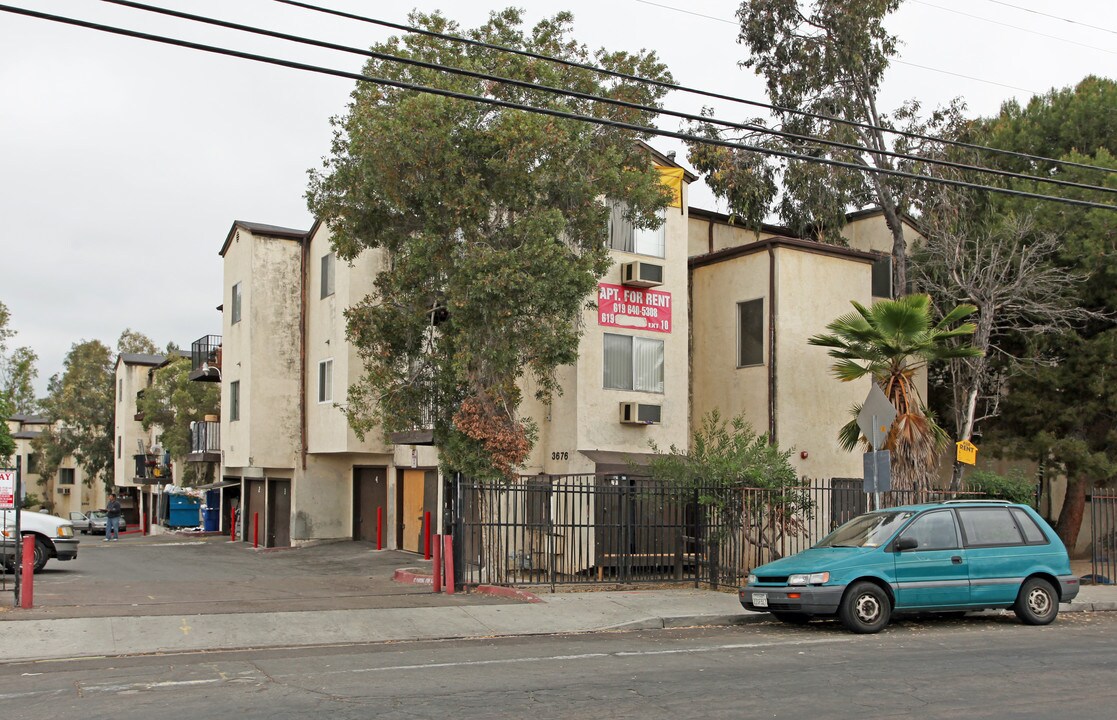 Altadena Apartments in San Diego, CA - Foto de edificio