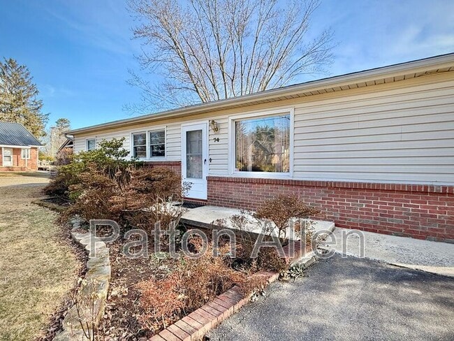 74 Oakdale Dr in Candler, NC - Building Photo - Building Photo