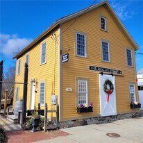 3351 Post Rd in Warwick, RI - Building Photo