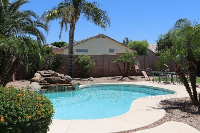 property at 3641 S Hawthorn Dr