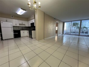 5700 Collins Ave, Unit # 3D in Miami Beach, FL - Building Photo - Building Photo