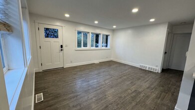 604 Camas Ave NE in Renton, WA - Building Photo - Building Photo