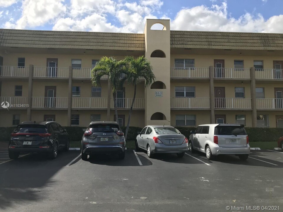 8460 Sunrise Lakes Blvd-Unit -207 in Sunrise, FL - Foto de edificio