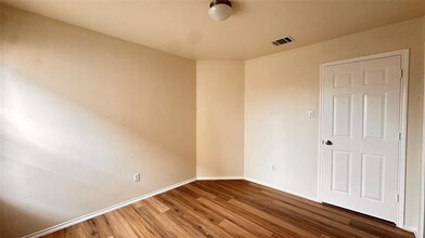 203 Mossy Rock Dr in Hutto, TX - Building Photo - Building Photo