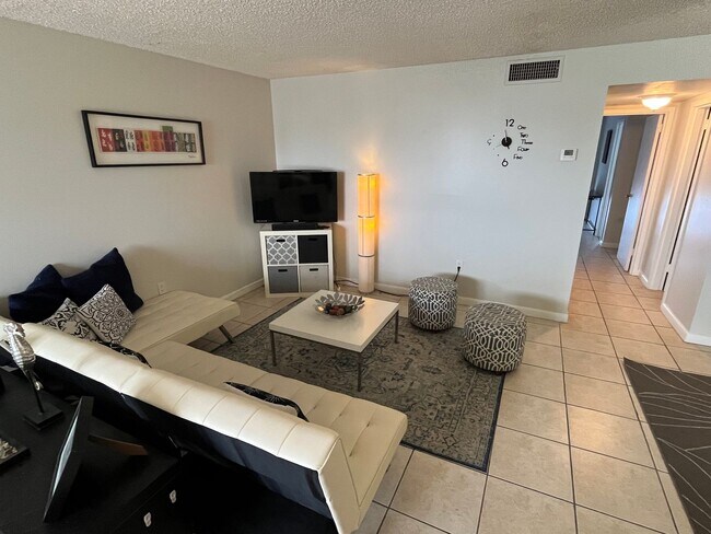 7620 Carlyle Ave in Miami Beach, FL - Building Photo - Building Photo