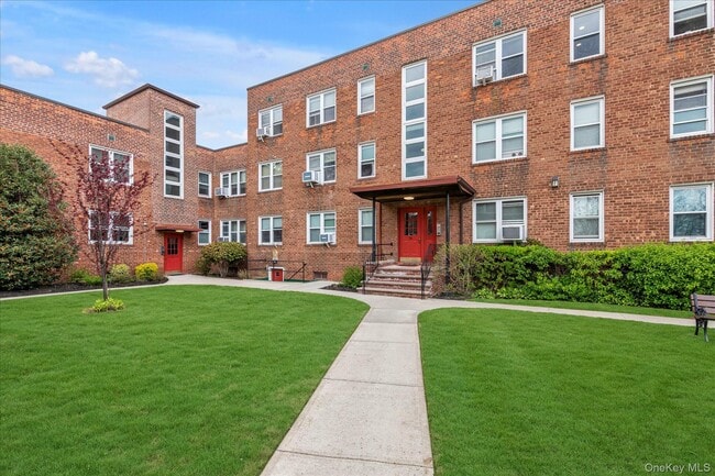 275 Maple Ave in Rockville Centre, NY - Building Photo - Building Photo