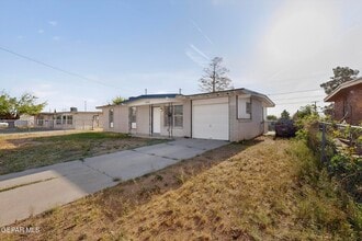 10370 Kellogg St in El Paso, TX - Building Photo - Building Photo