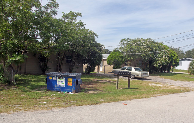 10305 Hershey Rd in Thonotosassa, FL - Foto de edificio - Building Photo