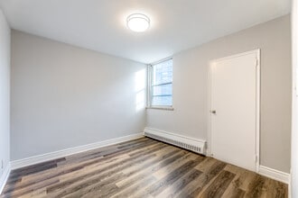 200 Roehampton Ave in Toronto, ON - Building Photo - Interior Photo