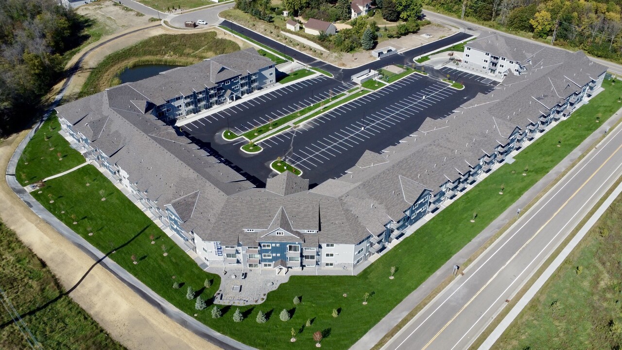 Elm Creek Commons in Maple Grove, MN - Foto de edificio