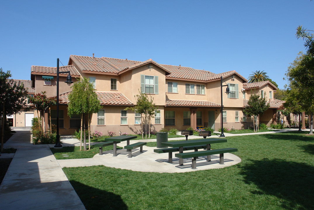 Villa Victoria Apartments in Oxnard, CA - Building Photo