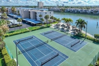 7420 Bay Island Dr S in South Pasadena, FL - Foto de edificio - Building Photo