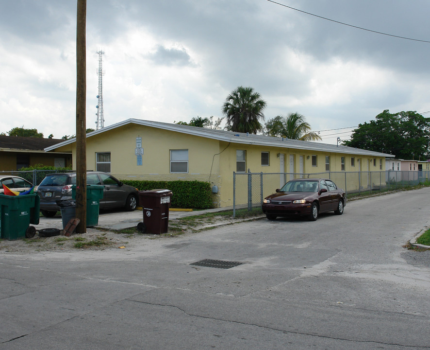 221 NW 11th Ave in Fort Lauderdale, FL - Building Photo