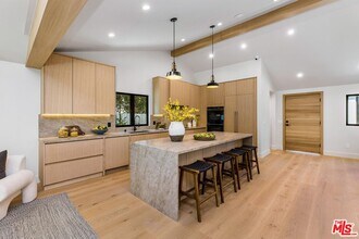 5305 Allott Ave in Los Angeles, CA - Building Photo - Building Photo