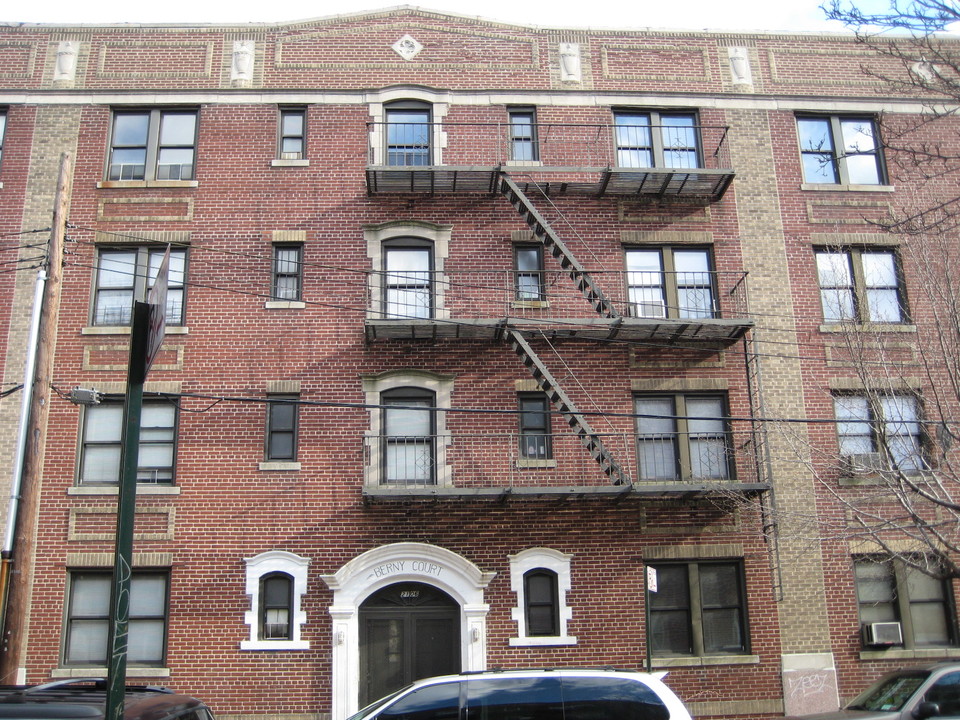 Berny Court in Flushing, NY - Foto de edificio