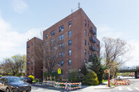 21610 77th Ave in Oakland Gardens, NY - Foto de edificio - Building Photo