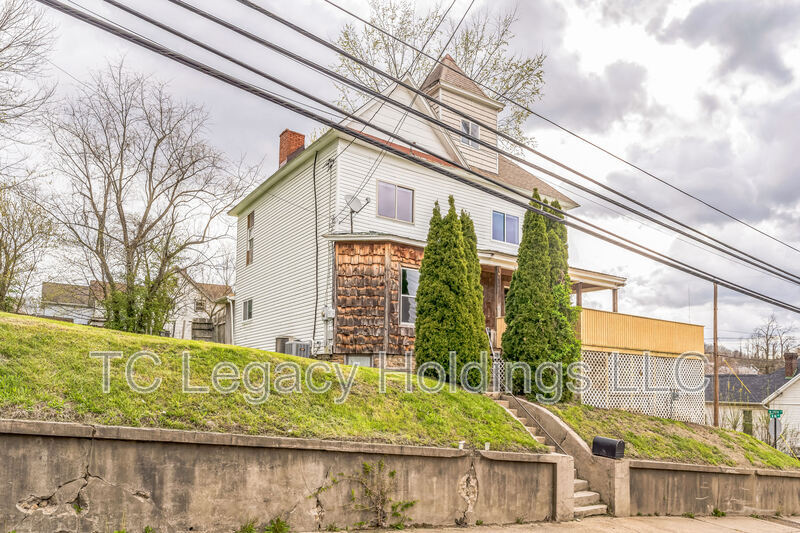1502 W Virginia Ave in Clarksburg, WV - Building Photo