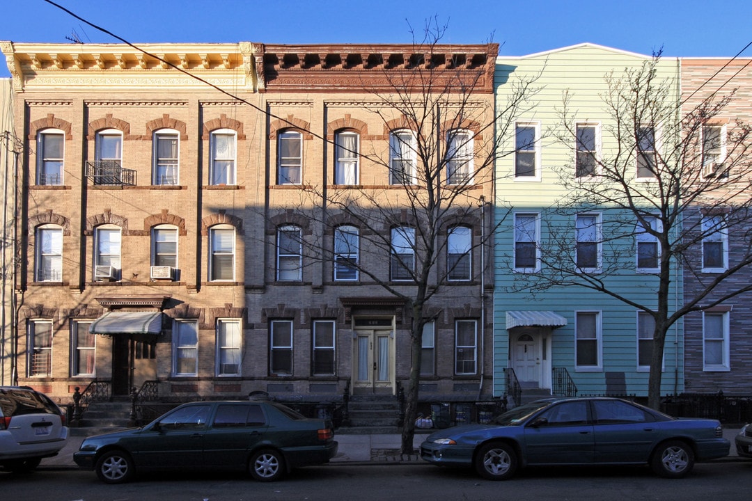 686 Onderdonk Ave in Flushing, NY - Foto de edificio
