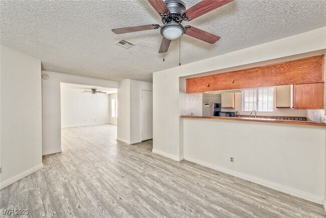 2080 Karen Ave in Las Vegas, NV - Building Photo - Building Photo
