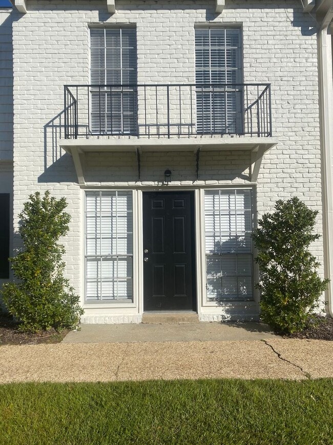 Colony House Apartments in Columbus, MS - Building Photo - Interior Photo