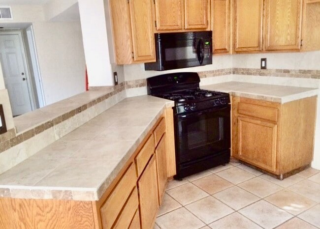 39259 Via Las Sintras in Murrieta, CA - Foto de edificio - Building Photo