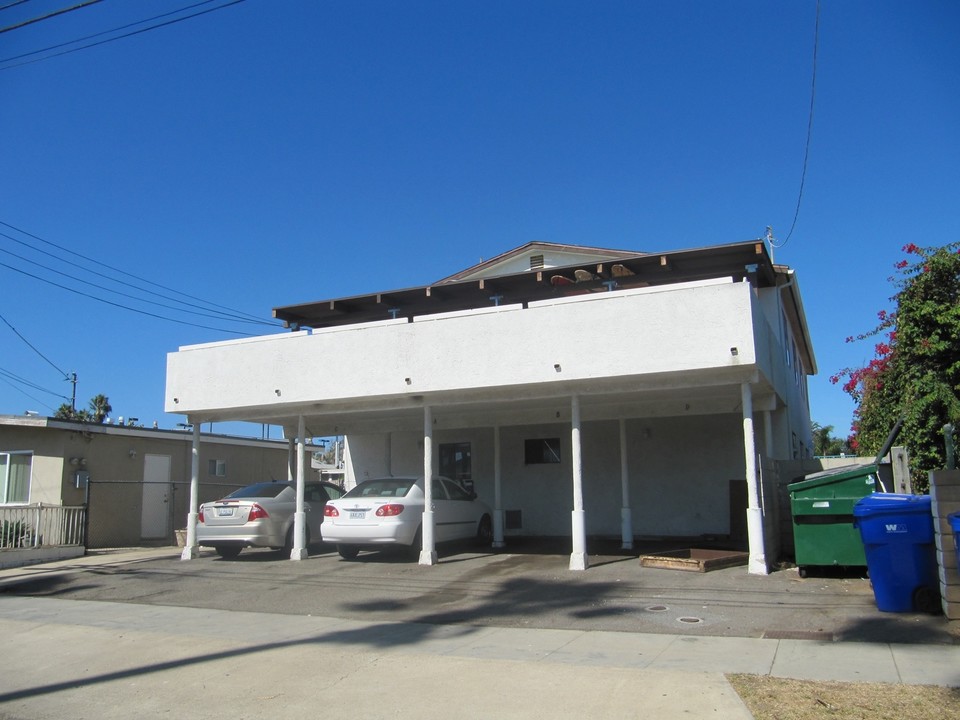 210 S Myers St in Oceanside, CA - Building Photo