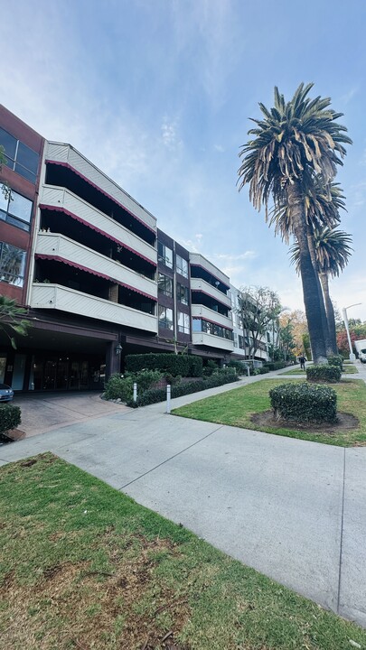 1745 Camino Palmero St, Unit 402 in Los Angeles, CA - Foto de edificio