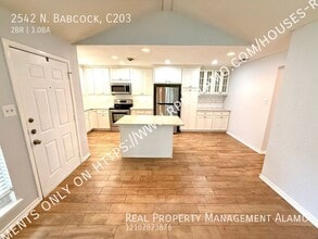 2542 Babcock Rd in San Antonio, TX - Building Photo - Building Photo