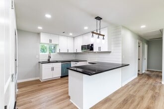 9529 Fairland Dr in Houston, TX - Foto de edificio - Building Photo