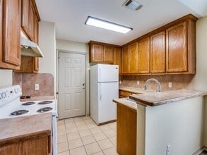 1439 N Bluegrove Rd in Lancaster, TX - Building Photo - Building Photo