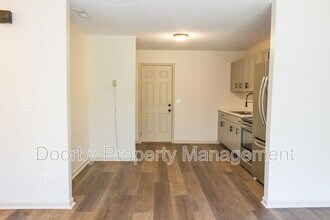 6404 Middle Dr in Chattanooga, TN - Foto de edificio - Building Photo