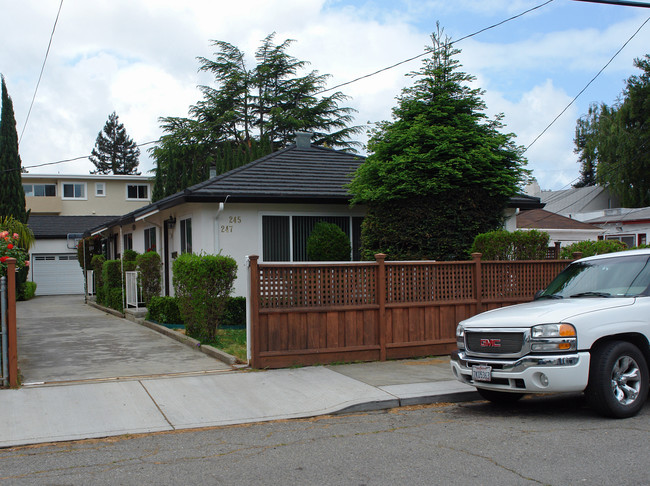 245-247 Ramona St in San Mateo, CA - Foto de edificio - Building Photo