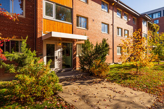 Corporation d’habitation Jeanne-Mance in Montréal, QC - Building Photo - Building Photo