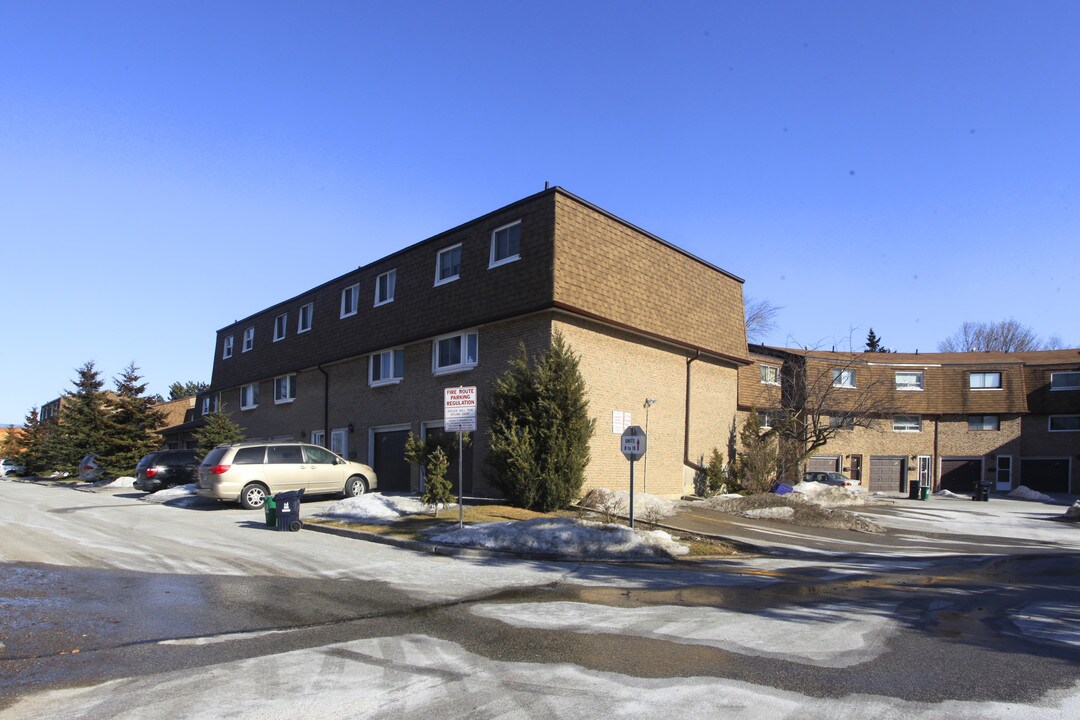 671 Huntingwood Dr in Toronto, ON - Building Photo