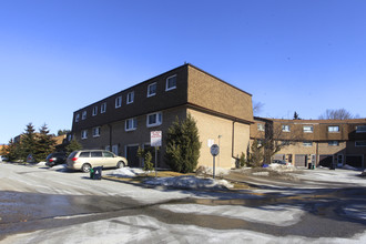 671 Huntingwood Dr in Toronto, ON - Building Photo - Primary Photo