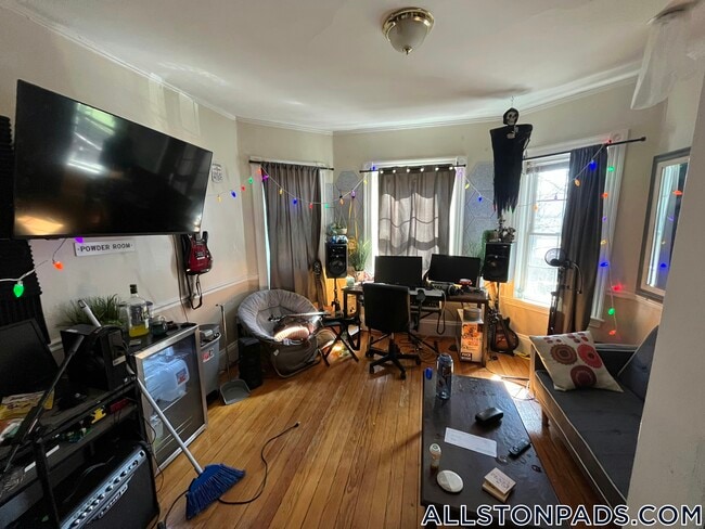 property at 7 Prescott Pl