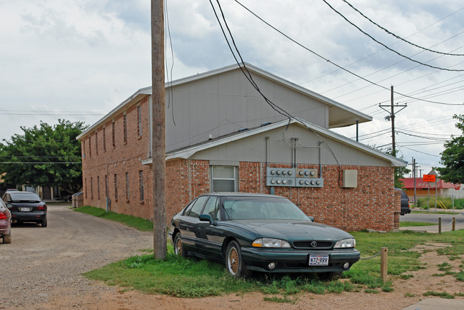 Foxhole Apartments in Lubbock, TX - Building Photo - Building Photo