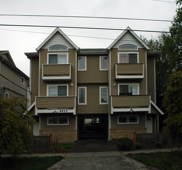 8825 Stone Ave in Seattle, WA - Building Photo