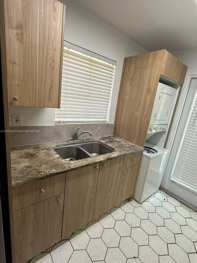 1457 NE 152nd St in North Miami Beach, FL - Building Photo - Building Photo