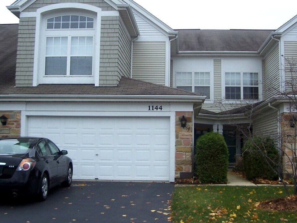 1144 Bristol Ln in Buffalo Grove, IL - Building Photo