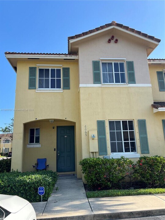 6065 SW 19th Ct in North Lauderdale, FL - Building Photo