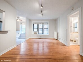 725 W Sheridan Rd, Unit 207 in Chicago, IL - Building Photo - Building Photo