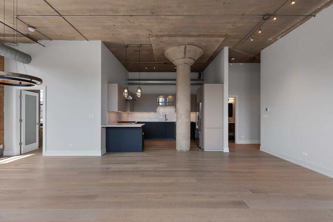 17 N Loomis St, Unit 4M in Chicago, IL - Building Photo