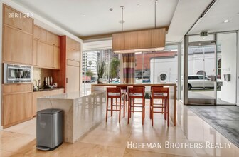 1168 S Barrington Ave in Los Angeles, CA - Foto de edificio - Building Photo