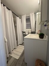 503 Wood St in Bristol, RI - Foto de edificio - Building Photo