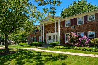 The Parc at Summit in Summit, NJ - Foto de edificio - Building Photo