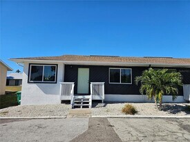 1600 Meadow Lark Ln in Englewood, FL - Building Photo