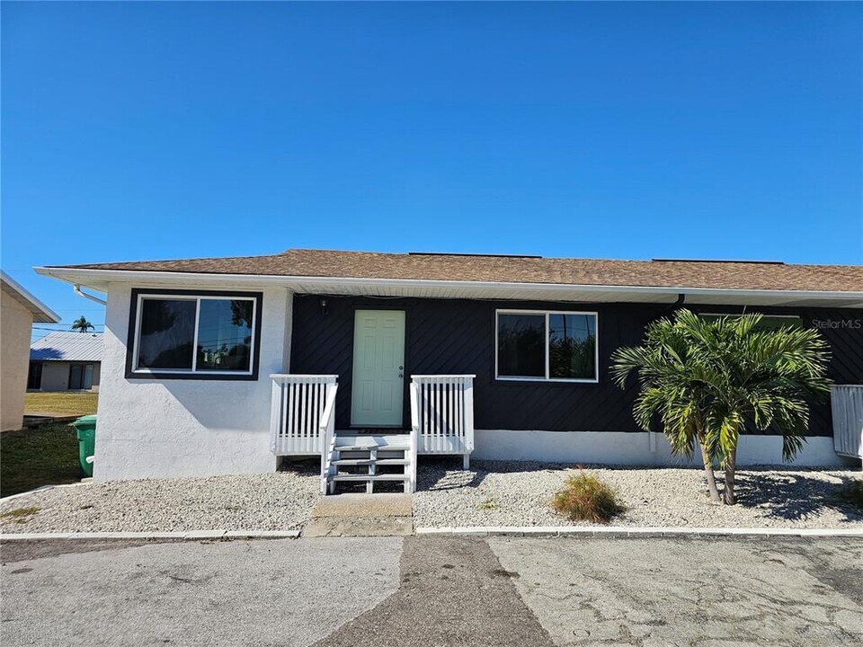 1600 Meadow Lark Ln in Englewood, FL - Building Photo