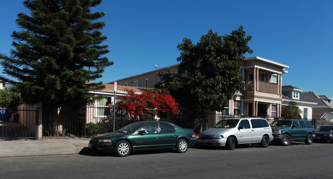 725-737 E 24th St in Los Angeles, CA - Building Photo - Building Photo